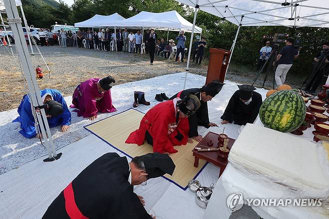 울산서 기우제 봉행 (울산=연합뉴스) 장지현 기자 = 5일 오후 울산 울주군 두동면 치술령 고개에서 가뭄 해소와 단비를 기원하는 기우제가 봉행되고 있다.
두동면발전협의회 주관으로 열린 이번 행사에는 두동면 주민과 농민 등 150여명이 참석했다.
울산은 지난달 강수량이 평년 대비 12% 수준에 그치면서 관내 저수지 평균 저수율이 평년의 48.6%에 그치는 등 가뭄이 심화하고 있다. 2026.8.5 jjang23@yna.co.kr