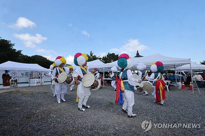 기우제서 공연하는 풍물패 (울산=연합뉴스) 장지현 기자 = 5일 오후 울산 울주군 두동면 치술령 고개에서 열린 기우제에서 풍물패가 식전 공연을 하며 단비를 기원하고 있다.
두동면발전협의회 주관으로 열린 이번 행사에는 두동면 주민과 농민 등 150여명이 참석했다.
울산은 지난달 강수량이 평년 대비 12% 수준에 그치면서 관내 저수지 평균 저수율이 평년의 48.6%에 그치는 등 가뭄이 심화하고 있다. 2026.8.5 jjang23@yna.co.kr