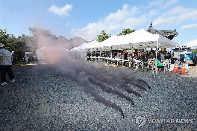 '비구름아, 와라' (울산=연합뉴스) 장지현 기자 = 5일 오후 울산 울주군 두동면 치술령 고개에서 열린 기우제에서 연막탄을 피워 비구름을 형상화하고 있다.
두동면발전협의회 주관으로 열린 이번 행사에는 두동면 주민과 농민 등 150여명이 참석했다.
울산은 지난달 강수량이 평년 대비 12% 수준에 그치면서 관내 저수지 평균 저수율이 평년의 48.6%에 그치는 등 가뭄이 심화하고 있다. 2026.8.5 jjang23@yna.co.kr