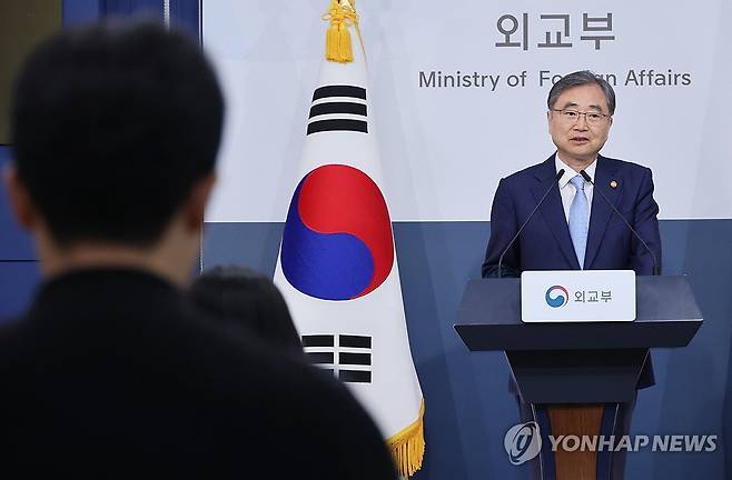업무보고 사후 브리핑하는 조현 외교부 장관 (서울=연합뉴스) 안정원 기자 = 조현 외교부 장관이 5일 서울 종로구 정부서울청사 외교부에서 2026 하반기 정부업무보고 사후브리핑을 하고 있다. 2026.8.5 jeong@yna.co.kr