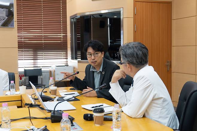 민주당 차지호(경기 오산시) 국회의원이 최근 국립암센터에서 간담회를 갖고 국가 단위 AI 기반 암관리체계 구축 방안을 논의하고 있다. /사진제공=차지호 의원실