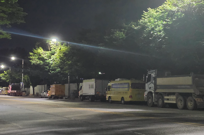 전남광주통합특별시 서구 상무지구 인근 한 대로변에 지난 2일 밤 대형 화물차와 버스가 줄을 지어 주차해 있다. 황의재 기자