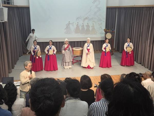 <통영의 맥> 공연을 마치고 무대에 선 출연자들과 함께 박훈 기획자가 설명을 하고 있다. /표세호 기자