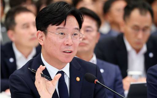 김영훈 고용노동부 장관이 지난 4일 청와대 영빈관에서 열린 고용노동부, 중기부, 공정위에 대한 부처 업무보고에서 보고를 하고 있다./뉴시스