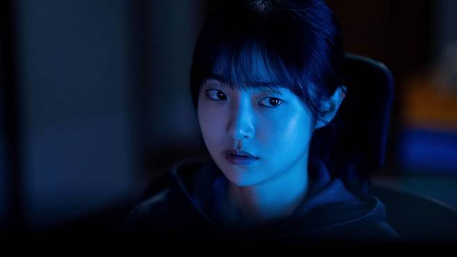 킬러들의 쇼핑몰 시즌2에서 바빌론 용병과 책임자가 서 있는 모습