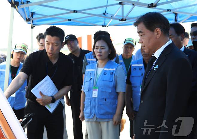최기영 항공철도사고위원장이 6일 무안국제공항 활주로를 찾아 무안공항 제주항공 여객기 참사 재수색 추진 현황 브리핑을 듣고 있다. 2026.8.6 ⓒ 뉴스1 안재영 기자
