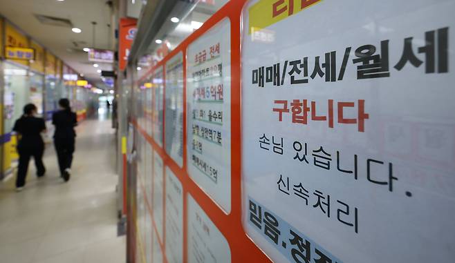 지난달 서울 송파구의 한 부동산에 전세와 월세 매물을 찾는 안내문이 붙어있다. /장경식 기자