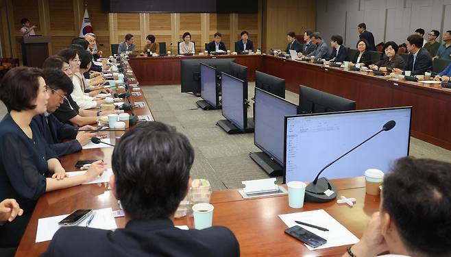 더불어민주당 서울지역 국회의원과 시의원이 6일 오전 서울 여의도 국회 의원회관에서 열린 ‘부동산 정책 대응 간담회’에 자리하고 있다. 이날 간담회는 ‘부동산 세제 정책 변화의 이해와 서울지역 민심에 미치는 영향’을 주제로 진행됐다. 2026.8.6 뉴스1
