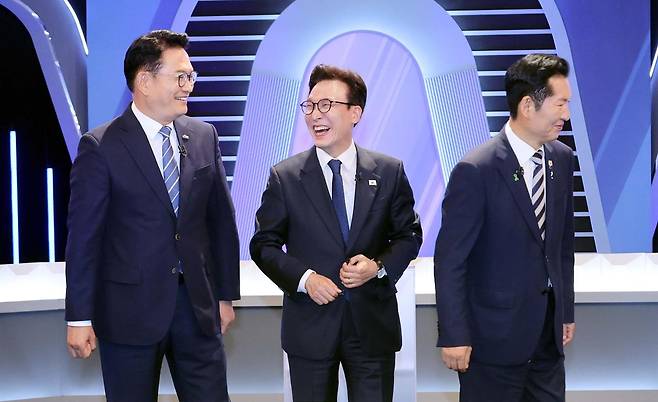 민주당 당대표 후보 TV토론회 송영길·정청래·김민석 후보(이상 기호순) 더불어민주당 당대표 후보가 5일 서울 여의도 KBS에서 열린 TV토론회 시작 전 인사를 나누고 있다. 국회사진기자단