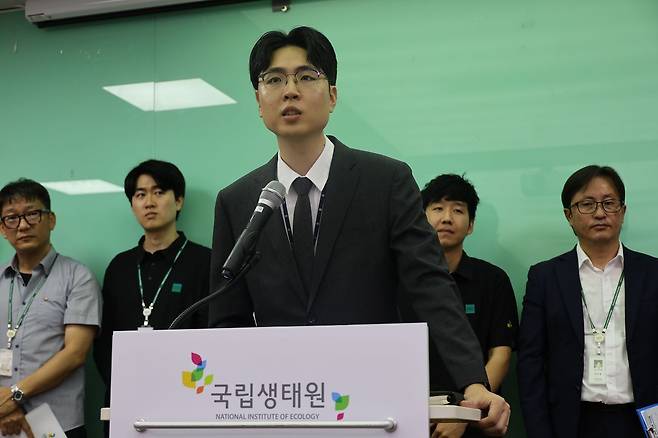 김동원 서울동부지검 검사가 6일 충남 서천 국립생태원에서 국제적 멸종위기종 밀수·유통 조직 기소 사건 수사 결과에 대해 브리핑을 하고 있다. 연합뉴스