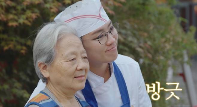 <언더커버 셰프>에서 전 복싱선수 ‘써니’로 잠입한 정지선 셰프가 중국 청두의 식당 사장님과 사진을 찍고 있다. tvN 제공