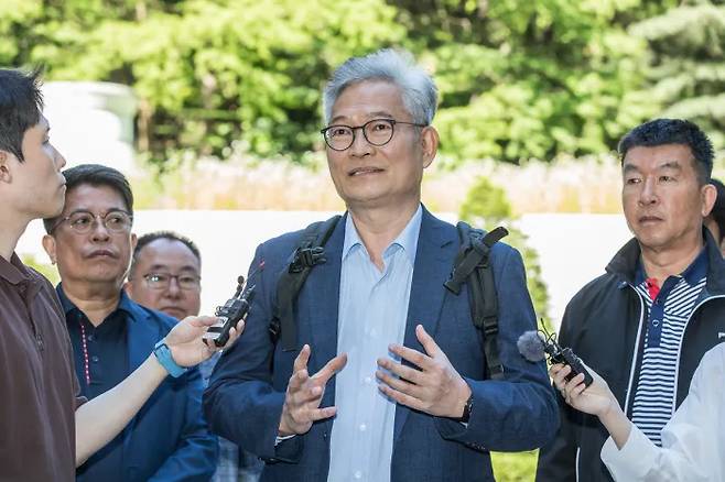 지난해 6월3일 당시 송영길 소나무당 대표가 서울중앙지법에서 열린 ‘더불어민주당 전당대회 돈 봉투 의혹’ 1심 속행 공판에 출석하고 있다. 연합뉴스