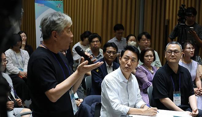 부동산 정상화 시민 토론 경청하는 오세훈 서울시장. 연합뉴스