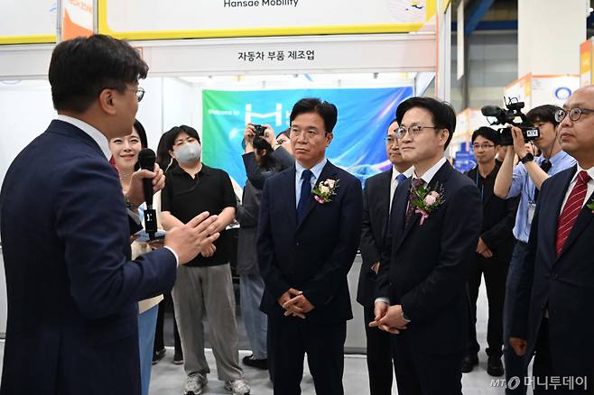 김정관(오른쪽 두번째) 산업통상부 장관과 김영훈 고용노동부 장관이 지난 6월1일 서울 강남구 코엑스에서 열린 2026 글로벌 탤런트 페어에 참석해 부스를 둘러보고 있다. /사진=뉴시스