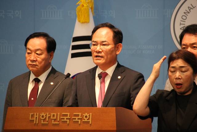 국민의힘 국회 국방위원회 간사인 임종득(가운데) 의원과 한기호(왼쪽), 성일종(오른쪽 뒤편) 의원이 6일 국회에서 전날 이재명 대통령 업무보고에서 육사 쿠데타 발언과 관련해 기자회견을 하고 있다. 임종득 의원실 제공