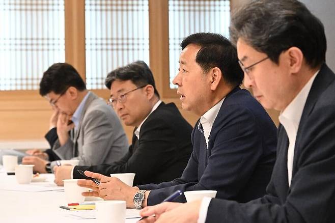 구윤철 경제부총리 겸 재정경제부 장관(오른쪽 두번째)이 7월31일 정부서울청사에서 열린 ‘긴급 시장상황점검회의’에서 발언하고 있다. 재정경제부