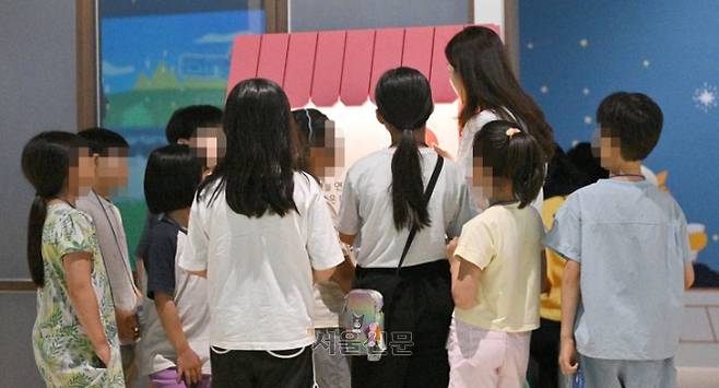 5일 서울 종로구 서울역사박물관 내 어린이박물관을 찾은 어린이들이 전시를 관람하고 있다. 정부는 ‘첫만남이용권·부모급여·아동수당’을 하나로 통합한 가칭 ‘아동기본소득’ 도입을 검토하고 있다. 홍윤기 기자