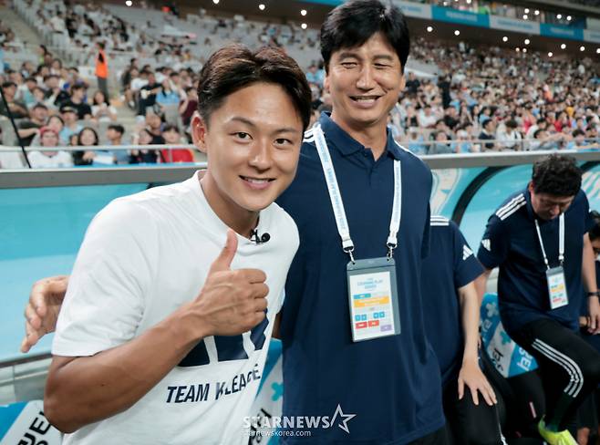 이승우가 5일 서울월드컵경기장에서 열린 '2026쿠팡플레이시리즈' 팀K리그와 맨체스터 시티 경기에서 정정용 감독과 카메라를 향해 포즈를 취하고 있다. /사진=강영조 선임기자