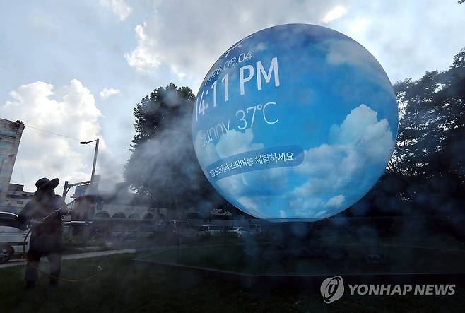 첫 폭염중대경보 덮친 서울 (서울=연합뉴스) 김주형 기자 = 서울에 불볕더위가 연일 계속되면서 처음으로 폭염중대경보가 내려진 4일 서울 송파구 석촌호수 서호 둔치 공원에 있는 미디어 아트 조형물 '더 스피어'에 현재 온도가 표시되고 있다. 2026.8.4 kjhpress@yna.co.kr
