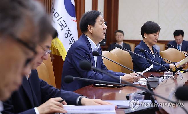 비상경제본부 회의 주재하는 구윤철 부총리 (서울=연합뉴스) 안정원 기자 = 구윤철 부총리 겸 재정경제부 장관이 6일 오전 서울 종로구 정부서울청사에서 열린 비상경제본부 회의 겸 경제ㆍ구조혁신 관계장관회의에서 발언하고 있다. 2026.8.6 jeong@yna.co.kr