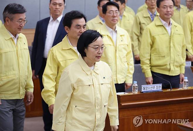 을지연습 준비보고회의 입장하는 한성숙 국무총리 (서울=연합뉴스) 안정원 기자 = 한성숙 국무총리가 6일 서울 종로구 정부서울청사 별관에서 열린 2026년 을지연습 준비보고회의에 입장하고 있다. 2026.8.6 jeong@yna.co.kr