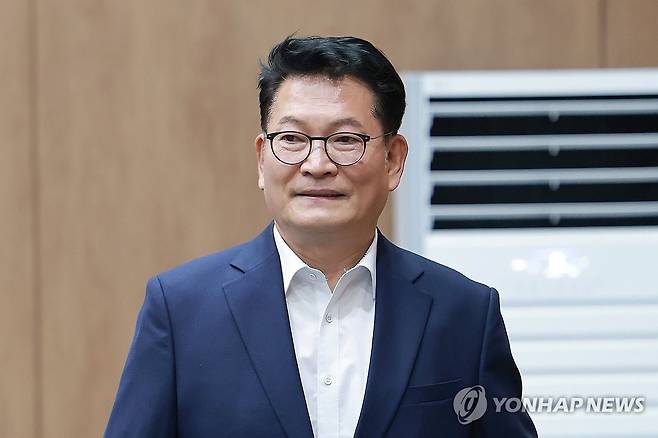 회견장 향하는 민주당 송영길 당대표 후보 (서울=연합뉴스) 신현우 기자 = 더불어민주당 송영길 당 대표 후보가 5일 국회 소통관에서 조희대 대법원장 탄핵 추진 등을 포함한 사법개혁 관련 기자회견을 하기 위해 회견장으로 향하고 있다. 2026.8.5 nowwego@yna.co.kr
