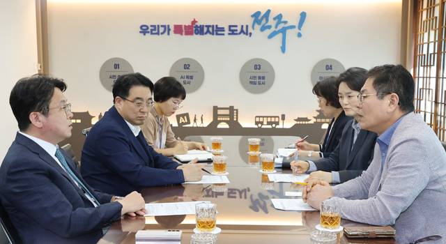 지난달 30일 조지훈 전주시장과 양종철 전북대병원장·신충식 예수병원장 등이 지역 내 고위험 신생아 및 분만 응급 체계를 강화하기 위한 소통 간담회를 열고 이야기를 나누고 있다./전주시