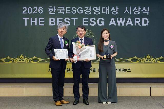 이준호 LH 기획조정실장(사진 가운데), 윤재은 한국ESG위원회 이사장(사진 왼쪽), 유연정 ESG코리아뉴스 대표(사진 오른쪽)가 시상식에서 기념촬영을 진행하고 있다. (LH 제공)