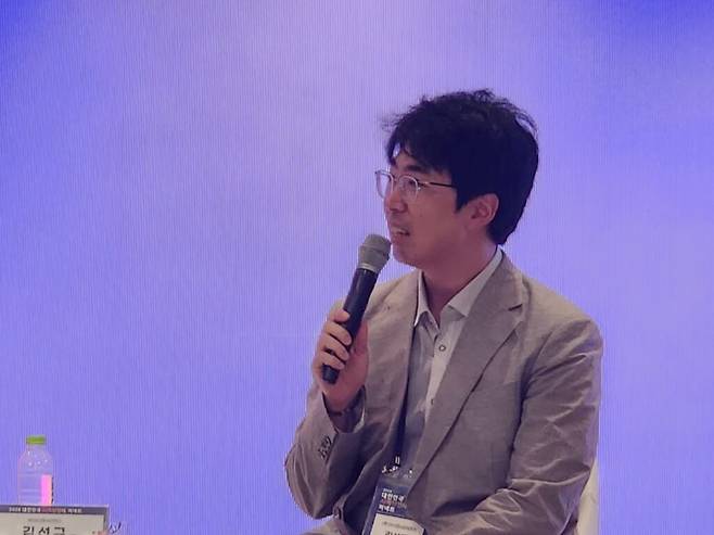 물론 생성형 AI는 연구 결과를 만드는 비용을 낮추는데 역할을 하기도 한다. 그러나 생산량이 늘어난 만큼 검토해야 할 결과도 많아졌다. 이를 두고 김 상무는 연구와 업무의 병목이 이동했다고 진단했다. (사진=테크42)