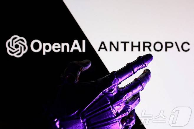 미국 인공지능(AI) 기업 오픈AI와 앤트로픽의 로고. (자료사진) 2026.6.12 ⓒ 로이터=뉴스1