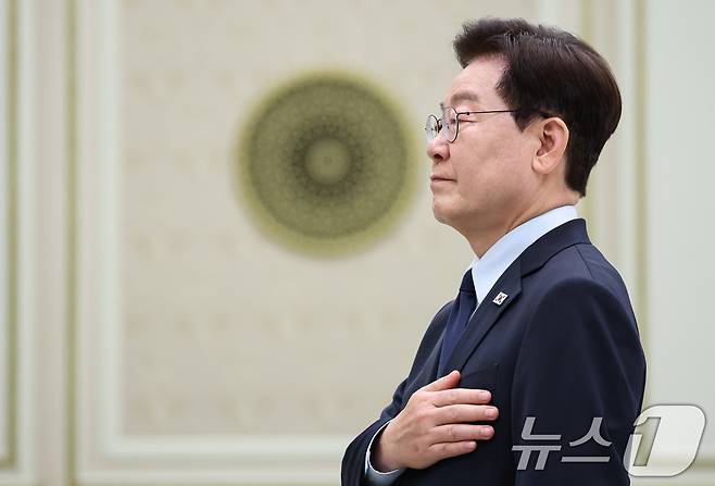 이재명 대통령이 7일 청와대 영빈관에서 열린 진실화해위 3기 출범 계기 국가폭력 피해자 위로 오찬에서 국민의례를 하고 있다. (청와대통신사진기자단) 2026.8.7 ⓒ 뉴스1 이재명 기자