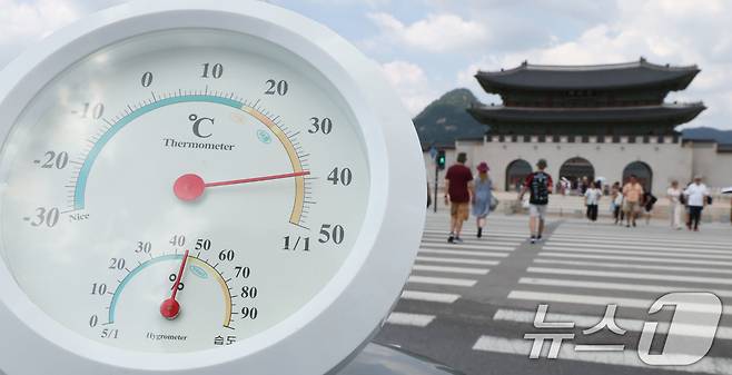 기록적인 폭염이 이어지는 7일 서울 종로구 광화문광장에서 지열의 영향을 받은 온도계가 40도에 가까운 수치를 가리키고 있다. 2026.8.7 ⓒ 뉴스1 이종수 기자