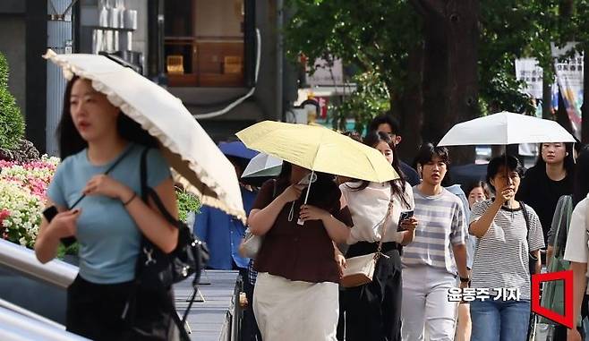 전국 대부분 지역에 폭염특보가 계속되고 있는 29일 서울 중구 세종대로 일대에서 시민들이 출근하고 있다. 기상청은 당분간 낮에는 폭염이, 밤에는 열대야가 계속될것으로 전망했다. 2026.07.29 윤동주 기자