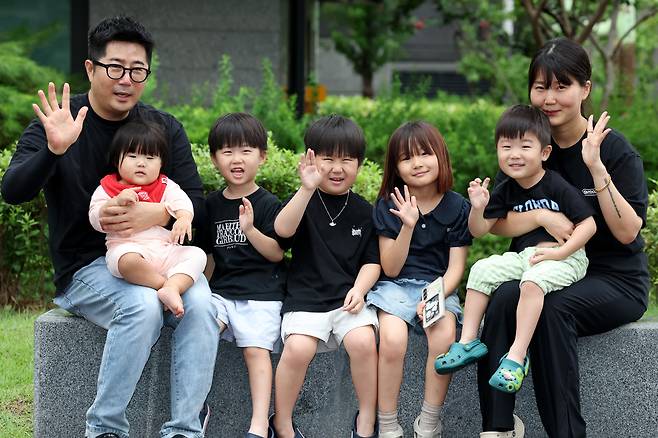 지난달 21일 오후 충남 천안시의 한 아파트에서 고경민·김기연 부부와 다섯 자녀가 함께 사진을 찍으며 포즈를 취하고 있다. /신현종 기자