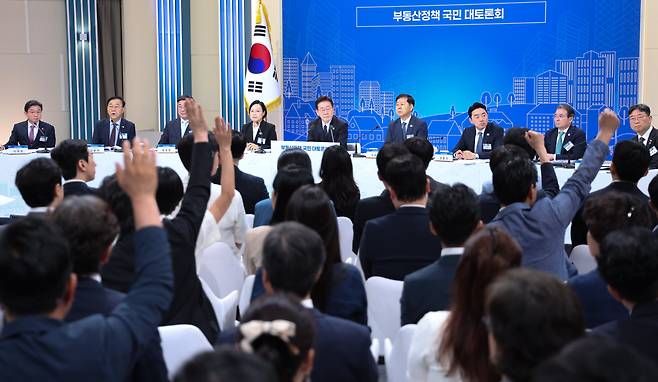 이재명 대통령이 지난달 23일 서울 여의도 KBS 별관에서 열린 부동산정책 국민 대토론회에서 발언권을 요청하는 참석자들을 바라보고 있다. /뉴스1