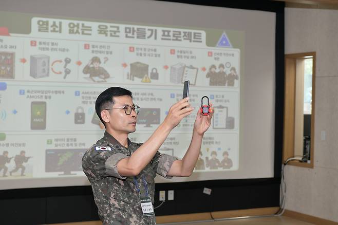 7일 세종시 육군종합보급창에서 열린 육군 군수 정책설명회에서 모바일 업무체계폰(AMOS)과 무전원 근거리무선통신 기술(NFC)을 적용한 열쇠없는 육군 만들기 프로젝트를 시연하는 모습. /육군 제공