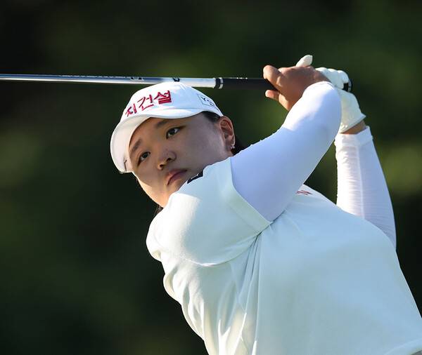 2026년 한국여자프로골프(KLPGA) 투어 제13회 제주삼다수 마스터스에 출전한 신다인 프로가 1라운드에서 경기하는 모습이다. 사진제공=KLPGA (사진을 무단으로 사용하지 마십시오.)