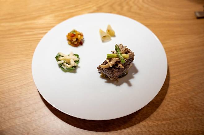 평창 한우 떡갈비. 곱게 다진 갈빗살을 무화과잎으로 감싸 숯불에 구워냈다. 장준우 제공
