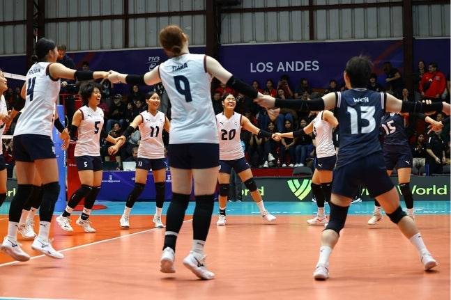 17세 이하 여자 배구 대표팀이 7일(한국 시간) 칠레에서 열린 2026 국제배구연맹(FIVB) U-17 여자 세계선수권 조별리그 D조 1차전에서 푸에르토리코에 승리를 거둔 뒤 세리머니를 하고 있다. 사진 제공=FIVB