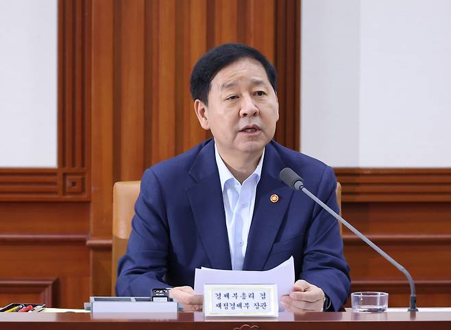 구윤철 부총리 겸 재정경제부 장관이 지난 6일 서울 종로구 정부서울청사에서 열린 비상경제본부 회의 겸 경제ㆍ구조혁신 관계장관회의에서 발언하고 있다. 연합뉴스