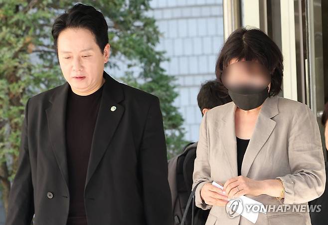 법원 나서는 채상병 어머니 (서울=연합뉴스) 이진욱 기자 = 채수근 상병(당시 일병) 순직 사고의 책임자로 지목돼 재판에 넘겨진 임성근 전 해병대 1사단장이 2심에서 징역 3년을 선고받은 7일 서울 서초구 서울중앙지방법원에서 채상병의 어머니가 취재진에 입장을 밝히기 위해 이동하고 있다. 왼쪽은 임태훈 군인권센터 소장. 2026.8.7 cityboy@yna.co.kr