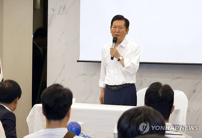 정청래와 청년 권리당원들 간담회 (전주=연합뉴스) 최영수 기자 = 더불어민주당 정청래 당 대표 후보가 7일 전주시 전북청년도전지원사업단 청사에서 청년 권리당원들과 간담회를 하고 있다. 2026.8.7 kan@yna.co.kr