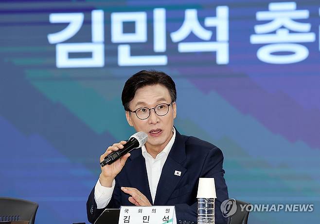 농협과 소통하는 김민석 당 대표 후보 (무안=연합뉴스) 민현기 기자 = 더불어민주당 김민석 당 대표 후보가 7일 오전 전남광주 무안군 농협중앙회 전남지역본부에서 열린 전남농협도운영협의회에 참석해 소통하고 있다. 2026.8.7 mhk0226@yna.co.kr