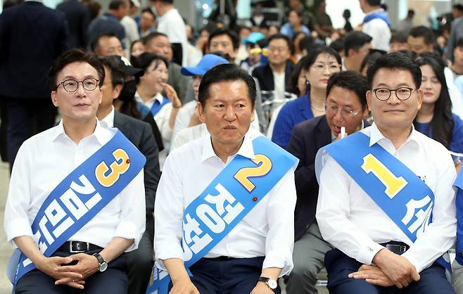 8일 제주시 헤리티크 제주에서 열린 더불어민주당 제3차 정기전국당원대회 당대표·최고위원 후보자 제주 합동연설회에서 당대표 후보들이 나란히 앉아 있다. 왼쪽부터 김민석, 정청래. 송영길 후보. /뉴스1