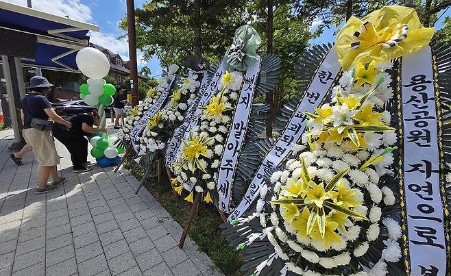 정부가 용산기지 부지 중 일부인 용산어린이정원에 임대주택 등을 조성하는 방안을 검토 중인 가운데 8일 서울 용산어린이정원 입구 인근에 근조화환이 놓여있다. 연합뉴스