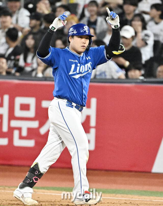 11일 오후 경기도 수원시 수원KT위즈파크에서 진행된 '2026 프로야구 KBO리그' KT위즈와 삼성라이온즈와의 경기. 삼성 김도환이 6회초 1사 1,2루서 1타점 적시타를 친 뒤 환호하고 있다./마이데일리