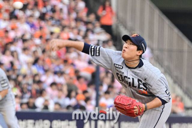 3일 오후 서울 잠실야구장에서 진행된 '2026 신한 SOL KBO 리그' 한화 이글스- 두산 베어스의 경기. 한화 박상원이 구원 등판해 역투를 펼치고 있다./마이데일리