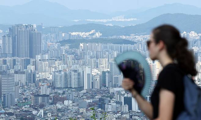 지난 7일 오후 서울 중구 남산에서 바라본 아파트 단지의 모습. 뉴시스