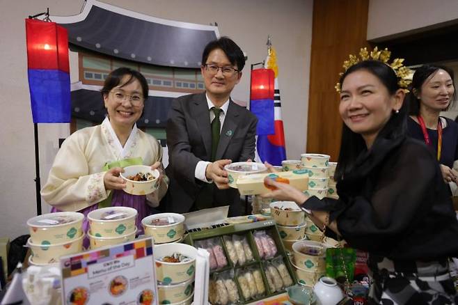 이철 주 아세안 대표부 대사 부부가 8일 인도네시아 자카르타에 아세안 사무국 빌딩에서 열린 푸드페스티발 행사에서 김밥과 한국식 치킨이 담긴 용기를 나눠주고 있다. 사진=백종민 테크 스페셜리스트