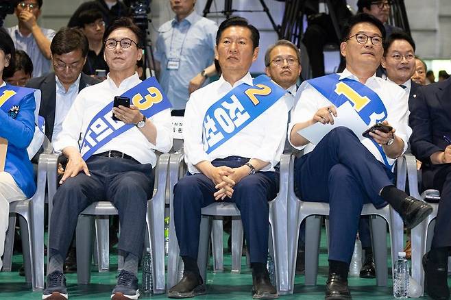 더불어민주당 김민석(왼쪽부터), 정청래, 송영길 당대표 후보가 9일 강원 횡성군 횡성국민체육센터에서 열린 더불어민주당 당대표 및 최고위원 선출을 위한 강원 순회경선 합동연설회에 자리하고 있다. 뉴스1